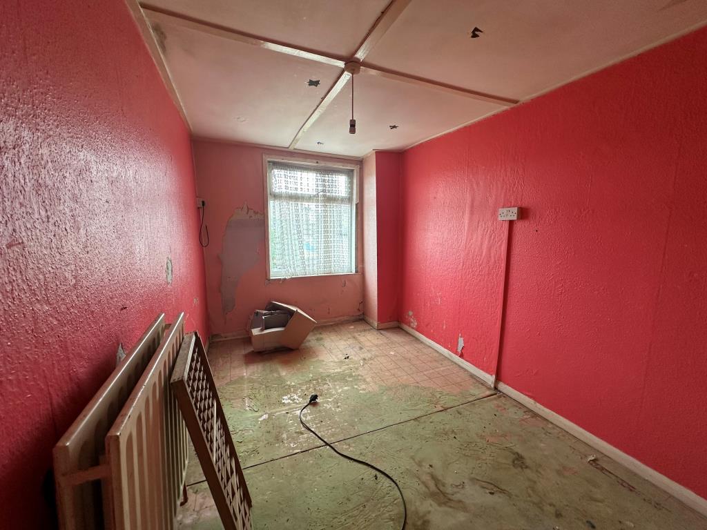 Lot: 55 - MID-TERRACE HOUSE FOR IMPROVEMENT - Bedroom three